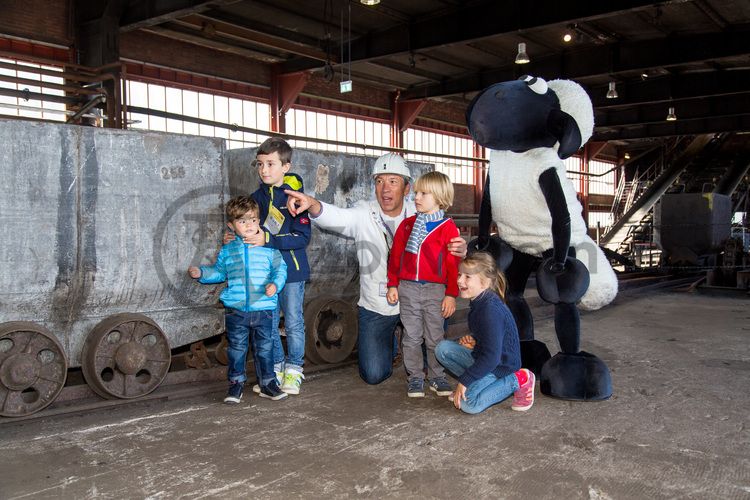 Jedes Jahr am 03.10. können Kinder von 5 bis 12 Jahren beim Türöffnertag der Sendung mit der Maus auf dem UNESCO-Welterbe Zollverein im Denkmalpfad ZOLLVEREIN® den ganzen Tag lang aktiv erleben, wie Bergleute und Koker arbeiten. Während sie auf dem Gelände und den Hallen den Zechen- und Kokerei-Parcours durchlaufen und z. B. einen Stollen bauen oder sich wie ein Bergmann kleiden, geht es im Ruhr Museum auf tierische Spurensuche.

Bis zu 155.000 Besucher nehmen jährlich an einer Führung durch den Denkmalpfad ZOLLVEREIN®  teil, den im Originalzustand erhaltenen Übertageanlagen der Zeche und Kokerei Zollverein.

Areal A [Schacht XII]