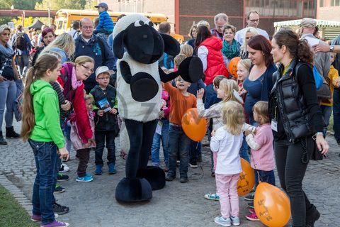 Jedes Jahr am 03.10. können Kinder von 5 bis 12 Jahren beim Türöffnertag der Sendung mit der Maus auf dem UNESCO-Welterbe Zollverein im Denkmalpfad ZOLLVEREIN® den ganzen Tag lang aktiv erleben, wie Bergleute und Koker arbeiten. Während sie auf dem Gelände und den Hallen den Zechen- und Kokerei-Parcours durchlaufen und z. B. einen Stollen bauen oder sich wie ein Bergmann kleiden, geht es im Ruhr Museum auf tierische Spurensuche.

Areal A [Schacht XII]