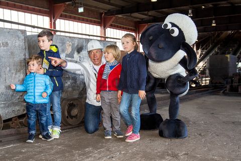 Jedes Jahr am 03.10. können Kinder von 5 bis 12 Jahren beim Türöffnertag der Sendung mit der Maus auf dem UNESCO-Welterbe Zollverein im Denkmalpfad ZOLLVEREIN® den ganzen Tag lang aktiv erleben, wie Bergleute und Koker arbeiten. Während sie auf dem Gelände und den Hallen den Zechen- und Kokerei-Parcours durchlaufen und z. B. einen Stollen bauen oder sich wie ein Bergmann kleiden, geht es im Ruhr Museum auf tierische Spurensuche.

Bis zu 155.000 Besucher nehmen jährlich an einer Führung durch den Denkmalpfad ZOLLVEREIN®  teil, den im Originalzustand erhaltenen Übertageanlagen der Zeche und Kokerei Zollverein.

Areal A [Schacht XII]