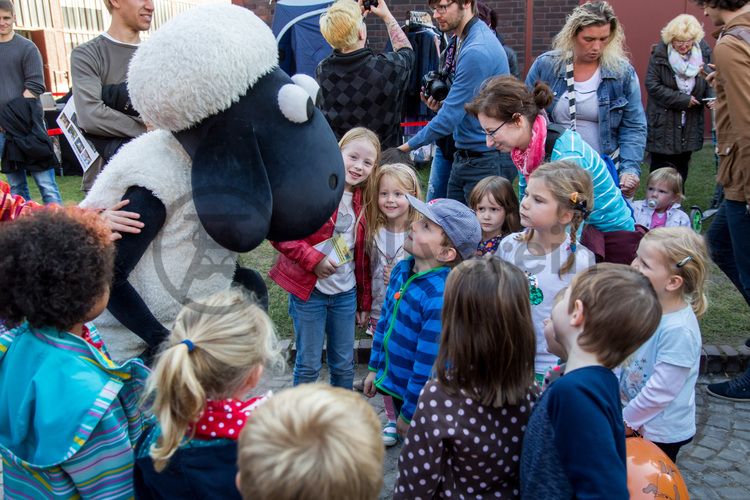 Jedes Jahr am 03.10. können Kinder von 5 bis 12 Jahren beim Türöffnertag der Sendung mit der Maus auf dem UNESCO-Welterbe Zollverein im Denkmalpfad ZOLLVEREIN® den ganzen Tag lang aktiv erleben, wie Bergleute und Koker arbeiten. Während sie auf dem Gelände und den Hallen den Zechen- und Kokerei-Parcours durchlaufen und z. B. einen Stollen bauen oder sich wie ein Bergmann kleiden, geht es im Ruhr Museum auf tierische Spurensuche.

Areal A [Schacht XII]