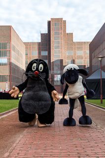 Jedes Jahr am 03.10. können Kinder von 5 bis 12 Jahren beim Türöffnertag der Sendung mit der Maus auf dem UNESCO-Welterbe Zollverein im Denkmalpfad ZOLLVEREIN® den ganzen Tag lang aktiv erleben, wie Bergleute und Koker arbeiten. Während sie auf dem Gelände und den Hallen den Zechen- und Kokerei-Parcours durchlaufen und z. B. einen Stollen bauen oder sich wie ein Bergmann kleiden, geht es im Ruhr Museum auf tierische Spurensuche.

Das Kesselhaus [A7] von Zollverein Schacht XII erzeugte von 1932 bis 1977 Dampf für die Kompressoren. Seit dem Umbau unter Leitung des Star-Architekten Norman Foster (1993-1996) ist das Kesselhaus Sitz des Design Zentrums Nordrhein Westfalen und des Red Dot Design Museums mit der weltweit größte Ausstellung zeitgenössischen Designs.

Areal A [Schacht XII], Kesselhaus [A7]