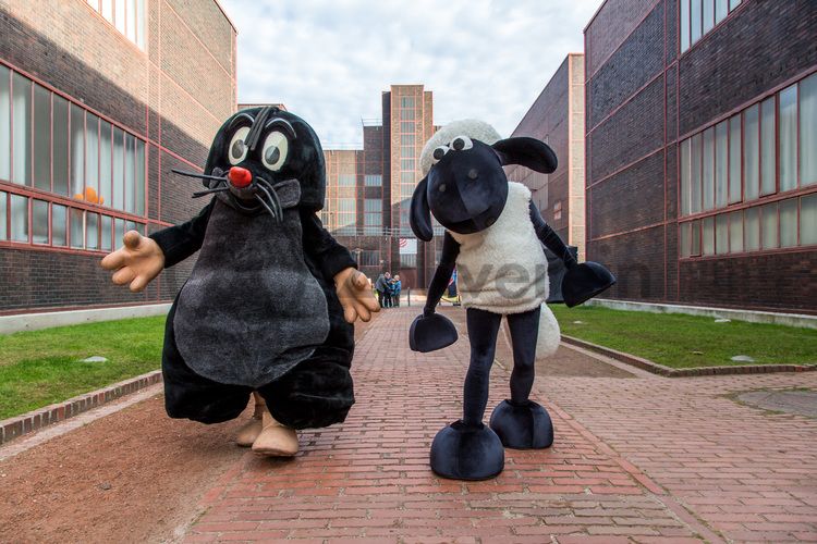 Jedes Jahr am 03.10. können Kinder von 5 bis 12 Jahren beim Türöffnertag der Sendung mit der Maus auf dem UNESCO-Welterbe Zollverein im Denkmalpfad ZOLLVEREIN® den ganzen Tag lang aktiv erleben, wie Bergleute und Koker arbeiten. Während sie auf dem Gelände und den Hallen den Zechen- und Kokerei-Parcours durchlaufen und z. B. einen Stollen bauen oder sich wie ein Bergmann kleiden, geht es im Ruhr Museum auf tierische Spurensuche.

Das Kesselhaus [A7] von Zollverein Schacht XII erzeugte von 1932 bis 1977 Dampf für die Kompressoren. Seit dem Umbau unter Leitung des Star-Architekten Norman Foster (1993-1996) ist das Kesselhaus Sitz des Design Zentrums Nordrhein Westfalen und des Red Dot Design Museums mit der weltweit größte Ausstellung zeitgenössischen Designs.

Areal A [Schacht XII], Kesselhaus [A7]