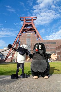 Jedes Jahr am 03.10. können Kinder von 5 bis 12 Jahren beim Türöffnertag der Sendung mit der Maus auf dem UNESCO-Welterbe Zollverein im Denkmalpfad ZOLLVEREIN® den ganzen Tag lang aktiv erleben, wie Bergleute und Koker arbeiten. Während sie auf dem Gelände und den Hallen den Zechen- und Kokerei-Parcours durchlaufen und z. B. einen Stollen bauen oder sich wie ein Bergmann kleiden, geht es im Ruhr Museum auf tierische Spurensuche.

Das 55 Meter hohe Doppelbock-Fördergerüst [A1] ist das Wahrzeichen des UNESCO-Welterbe Zollverein, der Stadt Essen und des gesamten Ruhrgebiets.

Areal A [Schacht XII], Fördergerüst [A1]