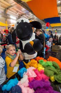 Jedes Jahr am 03.10. können Kinder von 5 bis 12 Jahren beim Türöffnertag der Sendung mit der Maus auf dem UNESCO-Welterbe Zollverein im Denkmalpfad ZOLLVEREIN® den ganzen Tag lang aktiv erleben, wie Bergleute und Koker arbeiten. Während sie auf dem Gelände und den Hallen den Zechen- und Kokerei-Parcours durchlaufen und z. B. einen Stollen bauen oder sich wie ein Bergmann kleiden, geht es im Ruhr Museum auf tierische Spurensuche.

Die ehemalige Zentralwerkstatt, Halle 5 [A5], wird seit 1992 als Veranstaltungs-, Ausstellungs- und Konzerthalle genutzt.

Die Halle 5 kann für Veranstaltungen angemietet werden. Kontakt: Stiftung Zollverein, Fon +49 201 246 81-355, locations@zollverein.de.

Areal A [Schacht XII], Halle 5 [A5]