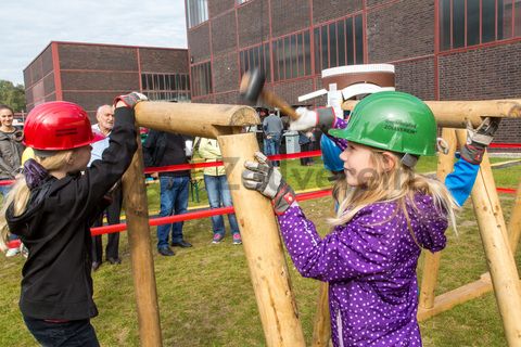 Jedes Jahr am 03.10. können Kinder von 5 bis 12 Jahren beim Türöffnertag der Sendung mit der Maus auf dem UNESCO-Welterbe Zollverein im Denkmalpfad ZOLLVEREIN® den ganzen Tag lang aktiv erleben, wie Bergleute und Koker arbeiten. Während sie auf dem Gelände und den Hallen den Zechen- und Kokerei-Parcours durchlaufen und z. B. einen Stollen bauen oder sich wie ein Bergmann kleiden, geht es im Ruhr Museum auf tierische Spurensuche.

Areal A [Schacht XII], vor Halle 5 [A5]