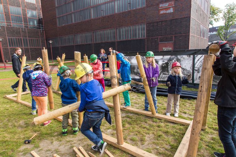 Jedes Jahr am 03.10. können Kinder von 5 bis 12 Jahren beim Türöffnertag der Sendung mit der Maus auf dem UNESCO-Welterbe Zollverein im Denkmalpfad ZOLLVEREIN® den ganzen Tag lang aktiv erleben, wie Bergleute und Koker arbeiten. Während sie auf dem Gelände und den Hallen den Zechen- und Kokerei-Parcours durchlaufen und z. B. einen Stollen bauen oder sich wie ein Bergmann kleiden, geht es im Ruhr Museum auf tierische Spurensuche.

Die ehemalige Zentralwerkstatt, Halle 5 [A5], wird seit 1992 als Veranstaltungs-, Ausstellungs- und Konzerthalle genutzt.

Die Halle 5 kann für Veranstaltungen angemietet werden. Kontakt: Stiftung Zollverein, Fon +49 201 246 81-355, locations@zollverein.de.

Areal A [Schacht XII], Halle 5 [A5]