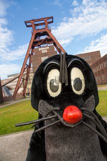 Jedes Jahr am 03.10. können Kinder von 5 bis 12 Jahren beim Türöffnertag der Sendung mit der Maus auf dem UNESCO-Welterbe Zollverein im Denkmalpfad ZOLLVEREIN® den ganzen Tag lang aktiv erleben, wie Bergleute und Koker arbeiten. Während sie auf dem Gelände und den Hallen den Zechen- und Kokerei-Parcours durchlaufen und z. B. einen Stollen bauen oder sich wie ein Bergmann kleiden, geht es im Ruhr Museum auf tierische Spurensuche.

Das 55 Meter hohe Doppelbock-Fördergerüst [A1] ist das Wahrzeichen des UNESCO-Welterbe Zollverein, der Stadt Essen und des gesamten Ruhrgebiets.

Areal A [Schacht XII], Fördergerüst [A1]