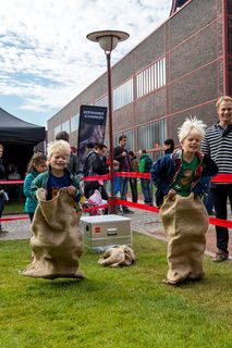 Jedes Jahr am 03.10. können Kinder von 5 bis 12 Jahren beim Türöffnertag der Sendung mit der Maus auf dem UNESCO-Welterbe Zollverein im Denkmalpfad ZOLLVEREIN® den ganzen Tag lang aktiv erleben, wie Bergleute und Koker arbeiten. Während sie auf dem Gelände und den Hallen den Zechen- und Kokerei-Parcours durchlaufen und z. B. einen Stollen bauen oder sich wie ein Bergmann kleiden, geht es im Ruhr Museum auf tierische Spurensuche.

Die ehemalige Zentralwerkstatt, Halle 5 [A5], wird seit 1992 als Veranstaltungs-, Ausstellungs- und Konzerthalle genutzt.

Die Halle 5 kann für Veranstaltungen angemietet werden. Kontakt: Stiftung Zollverein, Fon +49 201 246 81-355, locations@zollverein.de.

Areal A [Schacht XII], Halle 5 [A5]