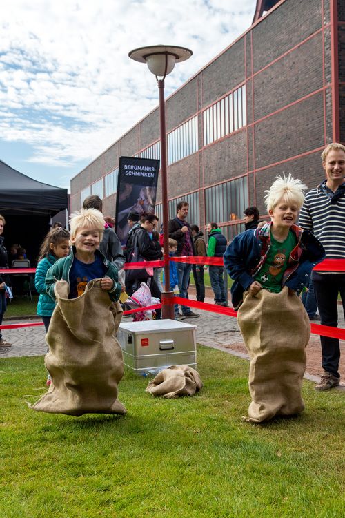 Jedes Jahr am 03.10. können Kinder von 5 bis 12 Jahren beim Türöffnertag der Sendung mit der Maus auf dem UNESCO-Welterbe Zollverein im Denkmalpfad ZOLLVEREIN® den ganzen Tag lang aktiv erleben, wie Bergleute und Koker arbeiten. Während sie auf dem Gelände und den Hallen den Zechen- und Kokerei-Parcours durchlaufen und z. B. einen Stollen bauen oder sich wie ein Bergmann kleiden, geht es im Ruhr Museum auf tierische Spurensuche.

Die ehemalige Zentralwerkstatt, Halle 5 [A5], wird seit 1992 als Veranstaltungs-, Ausstellungs- und Konzerthalle genutzt.

Die Halle 5 kann für Veranstaltungen angemietet werden. Kontakt: Stiftung Zollverein, Fon +49 201 246 81-355, locations@zollverein.de.

Areal A [Schacht XII], Halle 5 [A5]