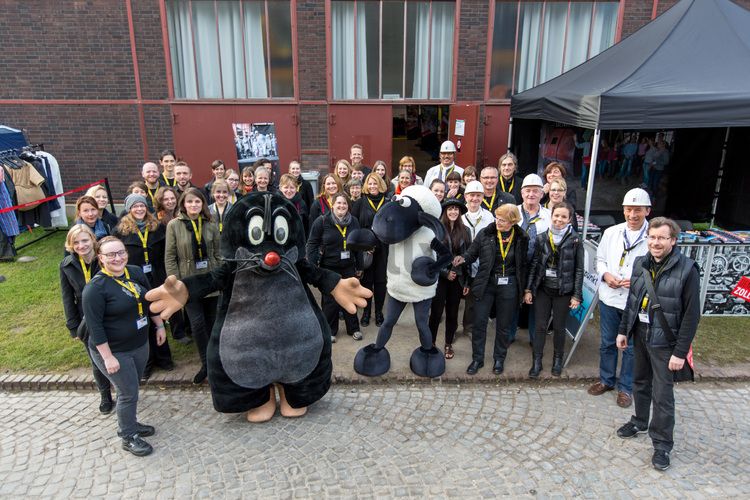 Jedes Jahr am 03.10. können Kinder von 5 bis 12 Jahren beim Türöffnertag der Sendung mit der Maus auf dem UNESCO-Welterbe Zollverein im Denkmalpfad ZOLLVEREIN® den ganzen Tag lang aktiv erleben, wie Bergleute und Koker arbeiten. Während sie auf dem Gelände und den Hallen den Zechen- und Kokerei-Parcours durchlaufen und z. B. einen Stollen bauen oder sich wie ein Bergmann kleiden, geht es im Ruhr Museum auf tierische Spurensuche.

Die ehemalige Zentralwerkstatt, Halle 5 [A5], wird seit 1992 als Veranstaltungs-, Ausstellungs- und Konzerthalle genutzt.

Die Halle 5 kann für Veranstaltungen angemietet werden. Kontakt: Stiftung Zollverein, Fon +49 201 246 81-355, locations@zollverein.de.

Areal A [Schacht XII], Halle 5 [A5]