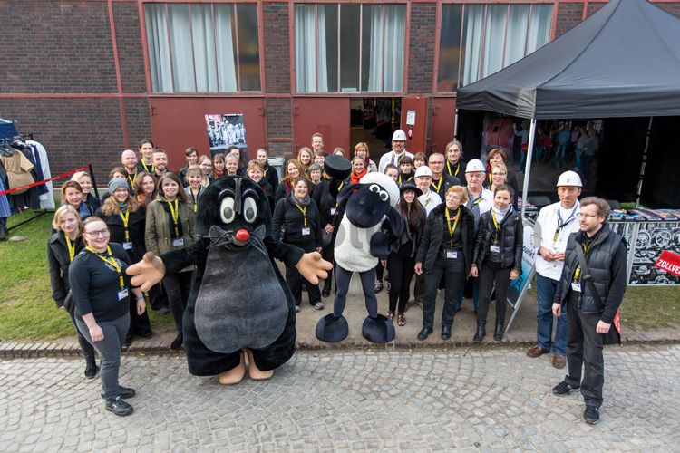 Jedes Jahr am 03.10. können Kinder von 5 bis 12 Jahren beim Türöffnertag der Sendung mit der Maus auf dem UNESCO-Welterbe Zollverein im Denkmalpfad ZOLLVEREIN® den ganzen Tag lang aktiv erleben, wie Bergleute und Koker arbeiten. Während sie auf dem Gelände und den Hallen den Zechen- und Kokerei-Parcours durchlaufen und z. B. einen Stollen bauen oder sich wie ein Bergmann kleiden, geht es im Ruhr Museum auf tierische Spurensuche.

Die ehemalige Zentralwerkstatt, Halle 5 [A5], wird seit 1992 als Veranstaltungs-, Ausstellungs- und Konzerthalle genutzt.

Die Halle 5 kann für Veranstaltungen angemietet werden. Kontakt: Stiftung Zollverein, Fon +49 201 246 81-355, locations@zollverein.de.

Areal A [Schacht XII], Halle 5 [A5]