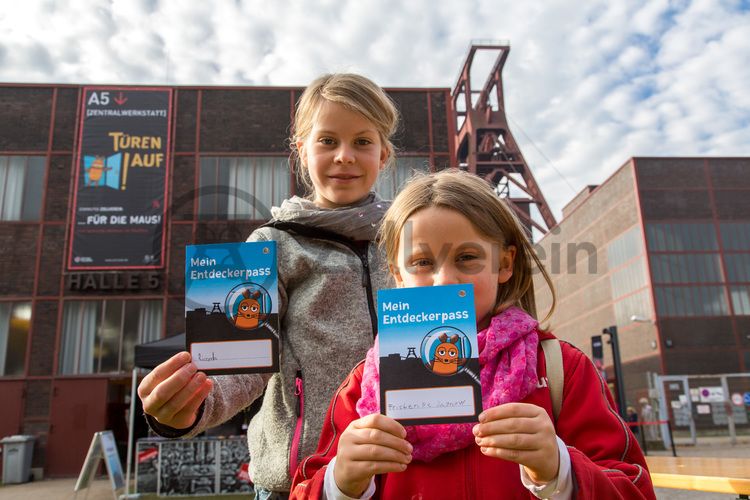 Jedes Jahr am 03.10. können Kinder von 5 bis 12 Jahren beim Türöffnertag der Sendung mit der Maus auf dem UNESCO-Welterbe Zollverein im Denkmalpfad ZOLLVEREIN® den ganzen Tag lang aktiv erleben, wie Bergleute und Koker arbeiten. Während sie auf dem Gelände und den Hallen den Zechen- und Kokerei-Parcours durchlaufen und z. B. einen Stollen bauen oder sich wie ein Bergmann kleiden, geht es im Ruhr Museum auf tierische Spurensuche.

Die ehemalige Zentralwerkstatt, Halle 5 [A5], wird seit 1992 als Veranstaltungs-, Ausstellungs- und Konzerthalle genutzt.

Die Halle 5 kann für Veranstaltungen angemietet werden. Kontakt: Stiftung Zollverein, Fon +49 201 246 81-355, locations@zollverein.de.

Areal A [Schacht XII], Halle 5 [A5]