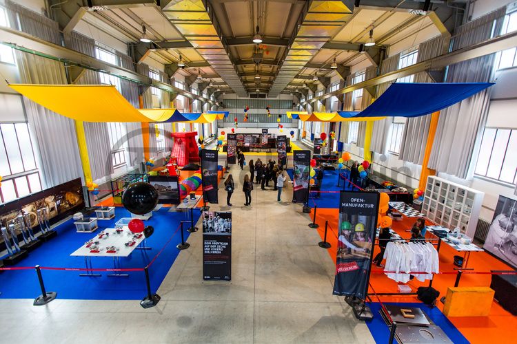 Jedes Jahr am 03.10. können Kinder von 5 bis 12 Jahren beim Türöffnertag der Sendung mit der Maus auf dem UNESCO-Welterbe Zollverein im Denkmalpfad ZOLLVEREIN® den ganzen Tag lang aktiv erleben, wie Bergleute und Koker arbeiten. Während sie auf dem Gelände und den Hallen den Zechen- und Kokerei-Parcours durchlaufen und z. B. einen Stollen bauen oder sich wie ein Bergmann kleiden, geht es im Ruhr Museum auf tierische Spurensuche.

Die ehemalige Zentralwerkstatt, Halle 5 [A5], wird seit 1992 als Veranstaltungs-, Ausstellungs- und Konzerthalle genutzt.

Die Halle 5 kann für Veranstaltungen angemietet werden. Kontakt: Stiftung Zollverein, Fon +49 201 246 81-355, locations@zollverein.de.

Areal A [Schacht XII], Halle 5 [A5]