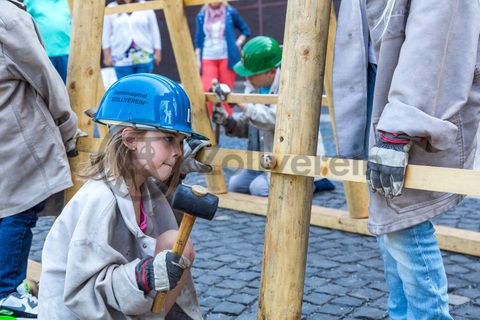 Bis zu 155.000 Besucher nehmen jährlich an einer Führung durch den Denkmalpfad ZOLLVEREIN®  teil, den im Originalzustand erhaltenen Übertageanlagen der Zeche und Kokerei Zollverein.

Wo heute viele Groß-Veranstaltungen stattfinden, reihten sich zu Betriebszeiten der Zeche Zollverein die Kohlewaggons aneinander.

Areal A [Schacht XII]