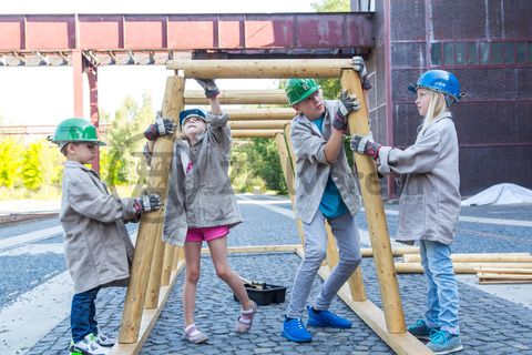 Bis zu 155.000 Besucher nehmen jährlich an einer Führung durch den Denkmalpfad ZOLLVEREIN®  teil, den im Originalzustand erhaltenen Übertageanlagen der Zeche und Kokerei Zollverein.

Wo heute viele Groß-Veranstaltungen stattfinden, reihten sich zu Betriebszeiten der Zeche Zollverein die Kohlewaggons aneinander.

Areal A [Schacht XII]