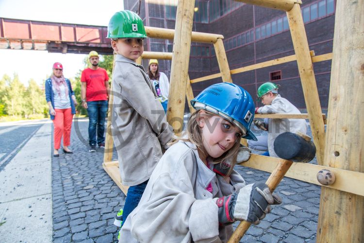 Bis zu 155.000 Besucher nehmen jährlich an einer Führung durch den Denkmalpfad ZOLLVEREIN®  teil, den im Originalzustand erhaltenen Übertageanlagen der Zeche und Kokerei Zollverein.

Wo heute viele Groß-Veranstaltungen stattfinden, reihten sich zu Betriebszeiten der Zeche Zollverein die Kohlewaggons aneinander.

Areal A [Schacht XII]