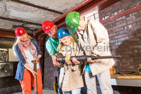 Bis zu 155.000 Besucher nehmen jährlich an einer Führung durch den Denkmalpfad ZOLLVEREIN®  teil, den im Originalzustand erhaltenen Übertageanlagen der Zeche und Kokerei Zollverein.

Der Bergebunker [A19] diente zu Betriebszeiten der Zeche als Zwischenlager für das zusammen mit der Kohle gehobene Gestein. Dieses Gestein, auch Berge genannt, wurde in Waggons unter dem Bergebunker entleert und anschließend abtransportiert.

Areal A [Schacht XII], Bergebunker [A19]