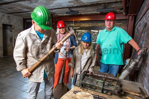 Bis zu 155.000 Besucher nehmen jährlich an einer Führung durch den Denkmalpfad ZOLLVEREIN®  teil, den im Originalzustand erhaltenen Übertageanlagen der Zeche und Kokerei Zollverein.

Der Bergebunker [A19] diente zu Betriebszeiten der Zeche als Zwischenlager für das zusammen mit der Kohle gehobene Gestein. Dieses Gestein, auch Berge genannt, wurde in Waggons unter dem Bergebunker entleert und anschließend abtransportiert.

Areal A [Schacht XII], Bergebunker [A19]