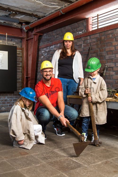 Bis zu 155.000 Besucher nehmen jährlich an einer Führung durch den Denkmalpfad ZOLLVEREIN®  teil, den im Originalzustand erhaltenen Übertageanlagen der Zeche und Kokerei Zollverein.

Der Bergebunker [A19] diente zu Betriebszeiten der Zeche als Zwischenlager für das zusammen mit der Kohle gehobene Gestein. Dieses Gestein, auch Berge genannt, wurde in Waggons unter dem Bergebunker entleert und anschließend abtransportiert.

Areal A [Schacht XII], Bergebunker [A19]