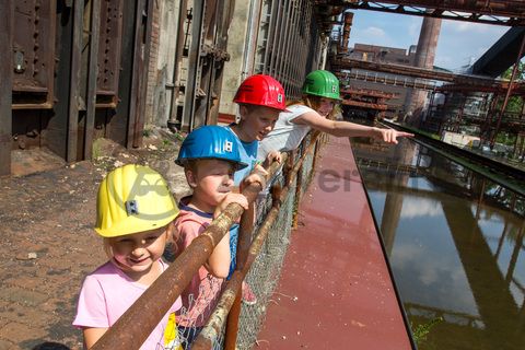 Bis zu 155.000 Besucher nehmen jährlich an einer Führung durch den Denkmalpfad ZOLLVEREIN®  teil, den im Originalzustand erhaltenen Übertageanlagen der Zeche und Kokerei Zollverein.

Die 600 Meter langen Koksofenbatterien [C71]  mit 304 schmalen Koksöfen gehören zu der sogenannten „schwarzen Seite“ der Kokerei. Dort wurden von 1961 bis 1993 rund um die Uhr täglich 12.000 Tonnen Kohle zu Koks „gebacken“. Besucher können diesen Teil der Anlage im Rahmen einer Führung des Denkmalpfads ZOLLVEREIN® erkunden.

Areal C [Kokerei], Koksofenbatterien [C71]