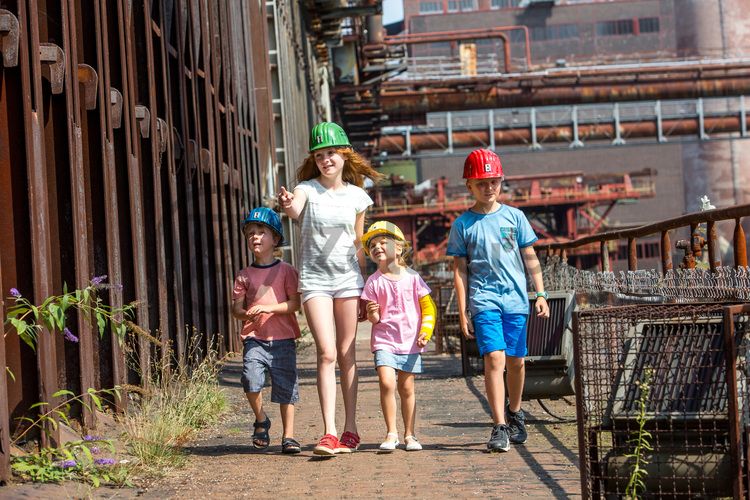 Bis zu 155.000 Besucher nehmen jährlich an einer Führung durch den Denkmalpfad ZOLLVEREIN®  teil, den im Originalzustand erhaltenen Übertageanlagen der Zeche und Kokerei Zollverein.

Die 600 Meter langen Koksofenbatterien [C71]  mit 304 schmalen Koksöfen gehören zu der sogenannten „schwarzen Seite“ der Kokerei. Dort wurden von 1961 bis 1993 rund um die Uhr täglich 12.000 Tonnen Kohle zu Koks „gebacken“. Besucher können diesen Teil der Anlage im Rahmen einer Führung des Denkmalpfads ZOLLVEREIN® erkunden.

Areal C [Kokerei], Koksofenbatterien [C71]