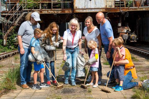 Bis zu 155.000 Besucher nehmen jährlich an einer Führung durch den Denkmalpfad ZOLLVEREIN®  teil, den im Originalzustand erhaltenen Übertageanlagen der Zeche und Kokerei Zollverein.

Die 600 Meter langen Koksofenbatterien [C71]  mit 304 schmalen Koksöfen gehören zu der sogenannten „schwarzen Seite“ der Kokerei. Dort wurden von 1961 bis 1993 rund um die Uhr täglich 12.000 Tonnen Kohle zu Koks „gebacken“. Besucher können diesen Teil der Anlage im Rahmen einer Führung des Denkmalpfads ZOLLVEREIN® erkunden.

Areal C [Kokerei], Koksofenbatterien [C71]