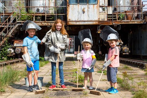 Bis zu 155.000 Besucher nehmen jährlich an einer Führung durch den Denkmalpfad ZOLLVEREIN®  teil, den im Originalzustand erhaltenen Übertageanlagen der Zeche und Kokerei Zollverein.

Die 600 Meter langen Koksofenbatterien [C71]  mit 304 schmalen Koksöfen gehören zu der sogenannten „schwarzen Seite“ der Kokerei. Dort wurden von 1961 bis 1993 rund um die Uhr täglich 12.000 Tonnen Kohle zu Koks „gebacken“. Besucher können diesen Teil der Anlage im Rahmen einer Führung des Denkmalpfads ZOLLVEREIN® erkunden.

Areal C [Kokerei], Koksofenbatterien [C71]