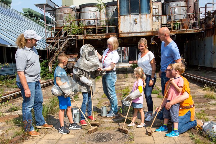 Bis zu 155.000 Besucher nehmen jährlich an einer Führung durch den Denkmalpfad ZOLLVEREIN®  teil, den im Originalzustand erhaltenen Übertageanlagen der Zeche und Kokerei Zollverein.

Die 600 Meter langen Koksofenbatterien [C71]  mit 304 schmalen Koksöfen gehören zu der sogenannten „schwarzen Seite“ der Kokerei. Dort wurden von 1961 bis 1993 rund um die Uhr täglich 12.000 Tonnen Kohle zu Koks „gebacken“. Besucher können diesen Teil der Anlage im Rahmen einer Führung des Denkmalpfads ZOLLVEREIN® erkunden.

Areal C [Kokerei], Koksofenbatterien [C71]