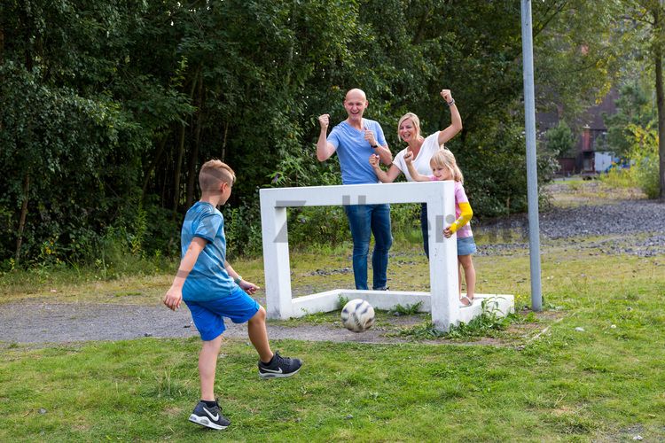 Im Zollverein Park kann von Frühjahr bis Herbst Soccer-Golf gespielt werden – eine Mischung aus Fußball und Golf ür die ganze Familie. Von der Zeche bis zur Kokerei führt die Spielstrecke mitten durch die besondere Architektur und Industrienatur des Welterbes.

Der Zollverein Park ein einzigartiges Beispiel für eine neue Art von Landschaft, die sich durch eine besondere Verbindung von Denkmal, Ökologie und Gartenkunst auf einer ehemaligen Industriefläche auszeichnet. Seit 2006 wird diese besondere Verbindung von Natur und Industriearchitektur auf dem UNESCO-Welterbe gepflegt.

Areal C [Kokerei]