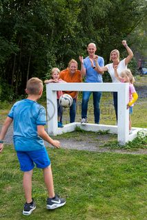 Im Zollverein Park kann von Frühjahr bis Herbst Soccer-Golf gespielt werden – eine Mischung aus Fußball und Golf ür die ganze Familie. Von der Zeche bis zur Kokerei führt die Spielstrecke mitten durch die besondere Architektur und Industrienatur des Welterbes.

Der Zollverein Park ein einzigartiges Beispiel für eine neue Art von Landschaft, die sich durch eine besondere Verbindung von Denkmal, Ökologie und Gartenkunst auf einer ehemaligen Industriefläche auszeichnet. Seit 2006 wird diese besondere Verbindung von Natur und Industriearchitektur auf dem UNESCO-Welterbe gepflegt.

Areal C [Kokerei]