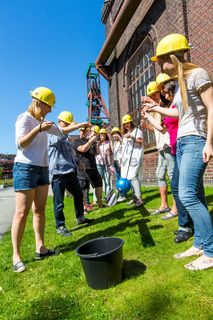 Bis zu 155.000 Besucher nehmen jährlich an einer Führung durch den Denkmalpfad ZOLLVEREIN®  teil, den im Originalzustand erhaltenen Übertageanlagen der Zeche und Kokerei Zollverein.

Die Gründungsschachtanlage 1/2/8 war von 1851 bis 1986 in Betrieb und beherbergte u. a. die Sozialräume der Bergleute. Sie wurde im Stil des Historismus errichtet und spiegelt die Hauptepoche des Steinkohlebergbaus im Ruhrgebiet wider. 

Areal B [Schacht 1/2/8]