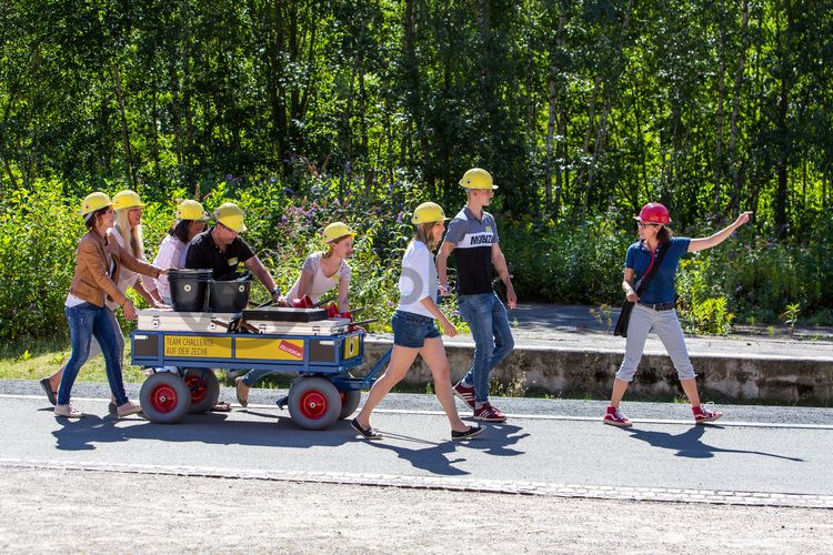 Bis zu 155.000 Besucher nehmen jährlich an einer Führung durch den Denkmalpfad ZOLLVEREIN®  teil, den im Originalzustand erhaltenen Übertageanlagen der Zeche und Kokerei Zollverein.

Der Zollverein Park ein einzigartiges Beispiel für eine neue Art von Landschaft, die sich durch eine besondere Verbindung von Denkmal, Ökologie und Gartenkunst auf einer ehemaligen Industriefläche auszeichnet. Seit 2006 wird diese besondere Verbindung von Natur und Industriearchitektur auf dem UNESCO-Welterbe gepflegt.

Die 3,5 Kilometer lange Ringpromenade umfasst das gesamte UNESCO-Welterbe Zollverein und lädt ein, das Gelände aktiv zu erleben.

Areal B [Schacht 1/2/8]