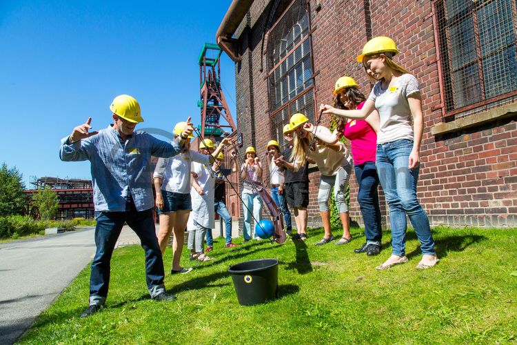 Bis zu 155.000 Besucher nehmen jährlich an einer Führung durch den Denkmalpfad ZOLLVEREIN®  teil, den im Originalzustand erhaltenen Übertageanlagen der Zeche und Kokerei Zollverein.

Die Gründungsschachtanlage 1/2/8 war von 1851 bis 1986 in Betrieb und beherbergte u. a. die Sozialräume der Bergleute. Sie wurde im Stil des Historismus errichtet und spiegelt die Hauptepoche des Steinkohlebergbaus im Ruhrgebiet wider. 

Areal B [Schacht 1/2/8]