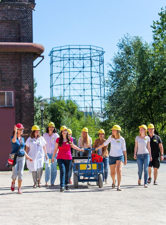 Bis zu 155.000 Besucher nehmen jährlich an einer Führung durch den Denkmalpfad ZOLLVEREIN®  teil, den im Originalzustand erhaltenen Übertageanlagen der Zeche und Kokerei Zollverein.

Die Gründungsschachtanlage 1/2/8 war von 1851 bis 1986 in Betrieb und beherbergte u. a. die Sozialräume der Bergleute. Sie wurde im Stil des Historismus errichtet und spiegelt die Hauptepoche des Steinkohlebergbaus im Ruhrgebiet wider. 

Areal B [Schacht 1/2/8]