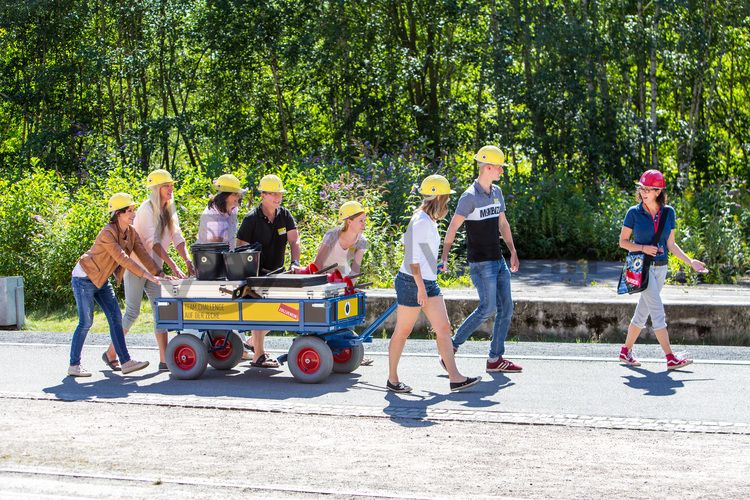 Bis zu 155.000 Besucher nehmen jährlich an einer Führung durch den Denkmalpfad ZOLLVEREIN®  teil, den im Originalzustand erhaltenen Übertageanlagen der Zeche und Kokerei Zollverein.

Der Zollverein Park ein einzigartiges Beispiel für eine neue Art von Landschaft, die sich durch eine besondere Verbindung von Denkmal, Ökologie und Gartenkunst auf einer ehemaligen Industriefläche auszeichnet. Seit 2006 wird diese besondere Verbindung von Natur und Industriearchitektur auf dem UNESCO-Welterbe gepflegt.

Die 3,5 Kilometer lange Ringpromenade umfasst das gesamte UNESCO-Welterbe Zollverein und lädt ein, das Gelände aktiv zu erleben.

Areal B [Schacht 1/2/8]