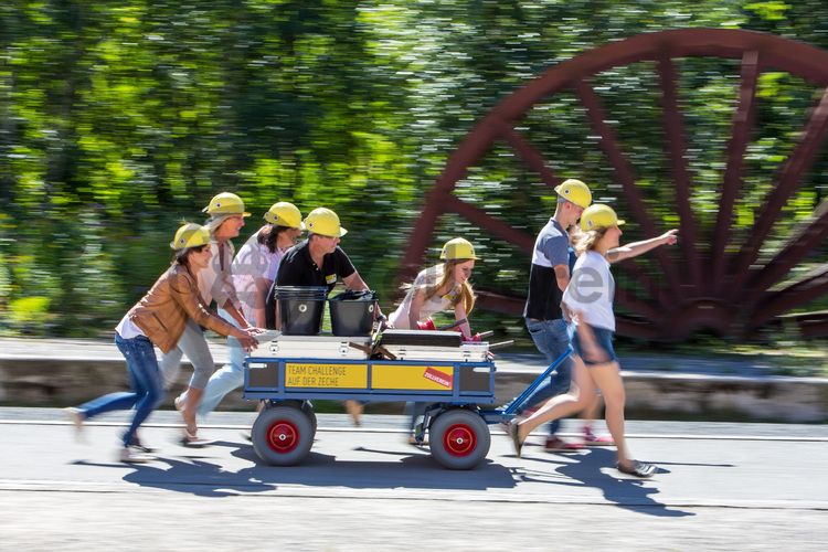 Bis zu 155.000 Besucher nehmen jährlich an einer Führung durch den Denkmalpfad ZOLLVEREIN®  teil, den im Originalzustand erhaltenen Übertageanlagen der Zeche und Kokerei Zollverein.

Der Zollverein Park ein einzigartiges Beispiel für eine neue Art von Landschaft, die sich durch eine besondere Verbindung von Denkmal, Ökologie und Gartenkunst auf einer ehemaligen Industriefläche auszeichnet. Seit 2006 wird diese besondere Verbindung von Natur und Industriearchitektur auf dem UNESCO-Welterbe gepflegt.

Die 3,5 Kilometer lange Ringpromenade umfasst das gesamte UNESCO-Welterbe Zollverein und lädt ein, das Gelände aktiv zu erleben.

Areal B [Schacht 1/2/8]