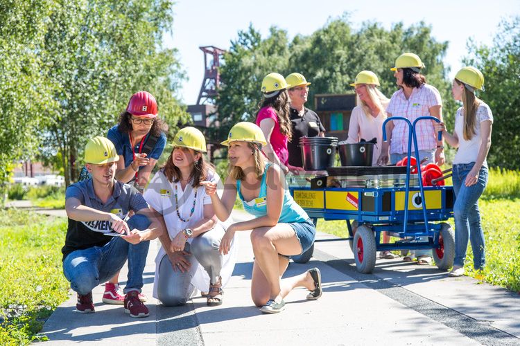 Bis zu 155.000 Besucher nehmen jährlich an einer Führung durch den Denkmalpfad ZOLLVEREIN®  teil, den im Originalzustand erhaltenen Übertageanlagen der Zeche und Kokerei Zollverein.

Der Zollverein Park ein einzigartiges Beispiel für eine neue Art von Landschaft, die sich durch eine besondere Verbindung von Denkmal, Ökologie und Gartenkunst auf einer ehemaligen Industriefläche auszeichnet. Seit 2006 wird diese besondere Verbindung von Natur und Industriearchitektur auf dem UNESCO-Welterbe gepflegt.

Areal A [Schacht XII]