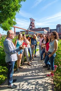 Bis zu 155.000 Besucher nehmen jährlich an einer Führung durch den Denkmalpfad ZOLLVEREIN®  teil, den im Originalzustand erhaltenen Übertageanlagen der Zeche und Kokerei Zollverein.

Der Zollverein Park ein einzigartiges Beispiel für eine neue Art von Landschaft, die sich durch eine besondere Verbindung von Denkmal, Ökologie und Gartenkunst auf einer ehemaligen Industriefläche auszeichnet. Seit 2006 wird diese besondere Verbindung von Natur und Industriearchitektur auf dem UNESCO-Welterbe gepflegt.

Das 55 Meter hohe Doppelbock-Fördergerüst [A1] ist das Wahrzeichen des UNESCO-Welterbe Zollverein, der Stadt Essen und des gesamten Ruhrgebiets.

Areal A [Schacht XII], Fördergerüst [A1]