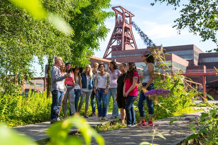 Bis zu 155.000 Besucher nehmen jährlich an einer Führung durch den Denkmalpfad ZOLLVEREIN®  teil, den im Originalzustand erhaltenen Übertageanlagen der Zeche und Kokerei Zollverein.

Der Zollverein Park ein einzigartiges Beispiel für eine neue Art von Landschaft, die sich durch eine besondere Verbindung von Denkmal, Ökologie und Gartenkunst auf einer ehemaligen Industriefläche auszeichnet. Seit 2006 wird diese besondere Verbindung von Natur und Industriearchitektur auf dem UNESCO-Welterbe gepflegt.

Das 55 Meter hohe Doppelbock-Fördergerüst [A1] ist das Wahrzeichen des UNESCO-Welterbe Zollverein, der Stadt Essen und des gesamten Ruhrgebiets.

Areal A [Schacht XII], Fördergerüst [A1]