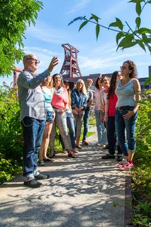 Bis zu 155.000 Besucher nehmen jährlich an einer Führung durch den Denkmalpfad ZOLLVEREIN®  teil, den im Originalzustand erhaltenen Übertageanlagen der Zeche und Kokerei Zollverein.

Der Zollverein Park ein einzigartiges Beispiel für eine neue Art von Landschaft, die sich durch eine besondere Verbindung von Denkmal, Ökologie und Gartenkunst auf einer ehemaligen Industriefläche auszeichnet. Seit 2006 wird diese besondere Verbindung von Natur und Industriearchitektur auf dem UNESCO-Welterbe gepflegt.

Das 55 Meter hohe Doppelbock-Fördergerüst [A1] ist das Wahrzeichen des UNESCO-Welterbe Zollverein, der Stadt Essen und des gesamten Ruhrgebiets.

Areal A [Schacht XII], Fördergerüst [A1]