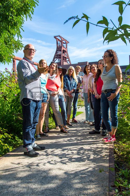 Bis zu 155.000 Besucher nehmen jährlich an einer Führung durch den Denkmalpfad ZOLLVEREIN®  teil, den im Originalzustand erhaltenen Übertageanlagen der Zeche und Kokerei Zollverein.

Der Zollverein Park ein einzigartiges Beispiel für eine neue Art von Landschaft, die sich durch eine besondere Verbindung von Denkmal, Ökologie und Gartenkunst auf einer ehemaligen Industriefläche auszeichnet. Seit 2006 wird diese besondere Verbindung von Natur und Industriearchitektur auf dem UNESCO-Welterbe gepflegt.

Das 55 Meter hohe Doppelbock-Fördergerüst [A1] ist das Wahrzeichen des UNESCO-Welterbe Zollverein, der Stadt Essen und des gesamten Ruhrgebiets.

Areal A [Schacht XII], Fördergerüst [A1]