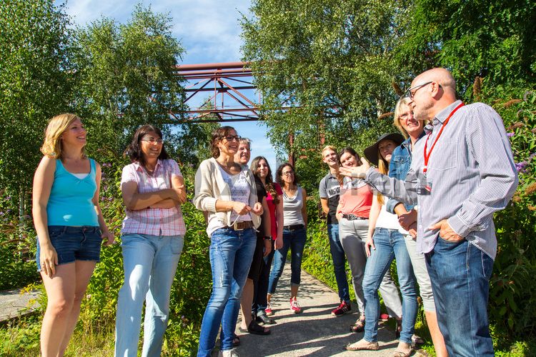 Bis zu 155.000 Besucher nehmen jährlich an einer Führung durch den Denkmalpfad ZOLLVEREIN®  teil, den im Originalzustand erhaltenen Übertageanlagen der Zeche und Kokerei Zollverein.

Der Zollverein Park ein einzigartiges Beispiel für eine neue Art von Landschaft, die sich durch eine besondere Verbindung von Denkmal, Ökologie und Gartenkunst auf einer ehemaligen Industriefläche auszeichnet. Seit 2006 wird diese besondere Verbindung von Natur und Industriearchitektur auf dem UNESCO-Welterbe gepflegt.

Areal A [Schacht XII]