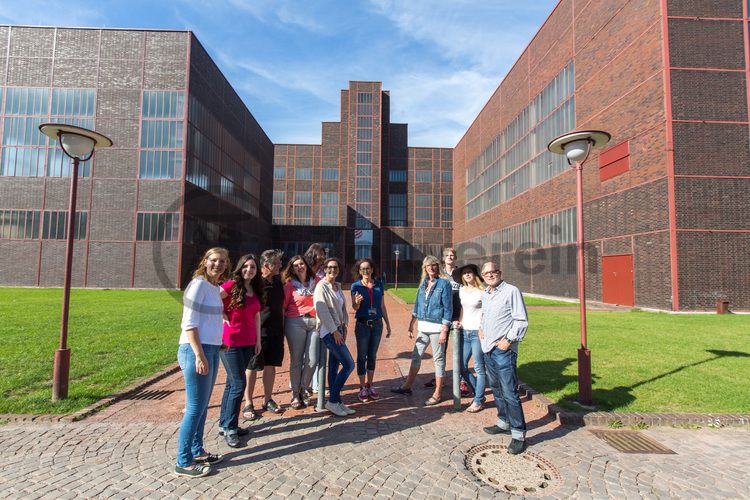 Bis zu 155.000 Besucher nehmen jährlich an einer Führung durch den Denkmalpfad ZOLLVEREIN®  teil, den im Originalzustand erhaltenen Übertageanlagen der Zeche und Kokerei Zollverein.

Das Kesselhaus [A7] von Zollverein Schacht XII erzeugte von 1932 bis 1977 Dampf für die Kompressoren. Seit dem Umbau unter Leitung des Star-Architekten Norman Foster (1993-1996) ist das Kesselhaus Sitz des Design Zentrums Nordrhein Westfalen und des Red Dot Design Museums mit der weltweit größte Ausstellung zeitgenössischen Designs.

Areal A [Schacht XII], Kesselhaus [A7]