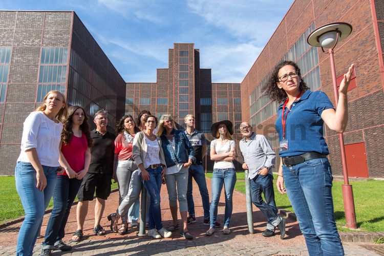 Bis zu 155.000 Besucher nehmen jährlich an einer Führung durch den Denkmalpfad ZOLLVEREIN®  teil, den im Originalzustand erhaltenen Übertageanlagen der Zeche und Kokerei Zollverein.

Das Kesselhaus [A7] von Zollverein Schacht XII erzeugte von 1932 bis 1977 Dampf für die Kompressoren. Seit dem Umbau unter Leitung des Star-Architekten Norman Foster (1993-1996) ist das Kesselhaus Sitz des Design Zentrums Nordrhein Westfalen und des Red Dot Design Museums mit der weltweit größte Ausstellung zeitgenössischen Designs.

Areal A [Schacht XII], Kesselhaus [A7]