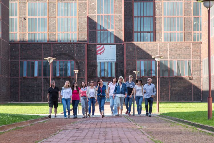 Bis zu 155.000 Besucher nehmen jährlich an einer Führung durch den Denkmalpfad ZOLLVEREIN®  teil, den im Originalzustand erhaltenen Übertageanlagen der Zeche und Kokerei Zollverein.

Das Kesselhaus [A7] von Zollverein Schacht XII erzeugte von 1932 bis 1977 Dampf für die Kompressoren. Seit dem Umbau unter Leitung des Star-Architekten Norman Foster (1993-1996) ist das Kesselhaus Sitz des Design Zentrums Nordrhein Westfalen und des Red Dot Design Museums mit der weltweit größte Ausstellung zeitgenössischen Designs.

Areal A [Schacht XII], Kesselhaus [A7]