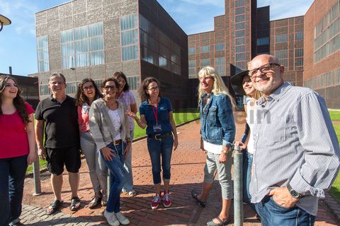 Bis zu 155.000 Besucher nehmen jährlich an einer Führung durch den Denkmalpfad ZOLLVEREIN®  teil, den im Originalzustand erhaltenen Übertageanlagen der Zeche und Kokerei Zollverein.

Das Kesselhaus [A7] von Zollverein Schacht XII erzeugte von 1932 bis 1977 Dampf für die Kompressoren. Seit dem Umbau unter Leitung des Star-Architekten Norman Foster (1993-1996) ist das Kesselhaus Sitz des Design Zentrums Nordrhein Westfalen und des Red Dot Design Museums mit der weltweit größte Ausstellung zeitgenössischen Designs.

Areal A [Schacht XII], Kesselhaus [A7]