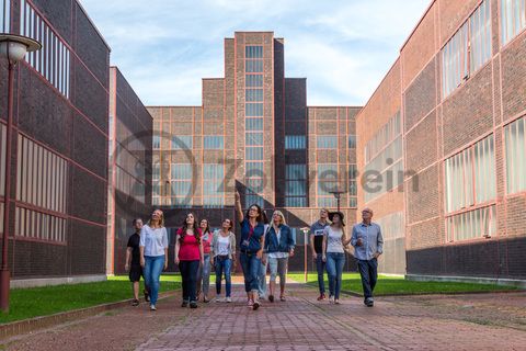 Bis zu 155.000 Besucher nehmen jährlich an einer Führung durch den Denkmalpfad ZOLLVEREIN®  teil, den im Originalzustand erhaltenen Übertageanlagen der Zeche und Kokerei Zollverein.

Die ehemalige Zentralwerkstatt, Halle 5 [A5], wird seit 1992 als Veranstaltungs-, Ausstellungs- und Konzerthalle genutzt.

Die ehemalige Elektrowerkstatt, Halle 6, [A6] ist heute Veranstaltungshalle und beherbergt die Büroräume einer Kreativagentur.

Die Hallen 5 und 6 können für Veranstaltungen angemietet werden. Kontakt: Stiftung Zollverein, Fon +49 201 246 81-355, locations@zollverein.de.

Das Kesselhaus [A7] von Zollverein Schacht XII erzeugte von 1932 bis 1977 Dampf für die Kompressoren. Seit dem Umbau unter Leitung des Star-Architekten Norman Foster (1993-1996) ist das Kesselhaus Sitz des Design Zentrums Nordrhein Westfalen und des Red Dot Design Museums mit der weltweit größte Ausstellung zeitgenössischen Designs.

Areal A [Schacht XII], Halle 5 [A5],  Halle 6 [A6] und Kesselhaus [A7]