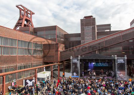 Bei dem Jungendsportfestival Ruhr Games vom 03.-06.06.2015 war das Welterbe-Areal Zollverein Hauptveranstaltungsort. Das Industriedenkmal war sowohl Standort für zwei große Bühnen als auch Austragungsort für Action-Sportarten wie Motocross und BMX sowie für Workshops und Performances.

Wo heute auf dem Gleisboulevard viele Veranstaltungen stattfinden, reihten sich zu Betriebszeiten der Zeche Zollverein die Kohlewaggons aneinander.

Areal A [Schacht XII]

Bis in die 1960er Jahre sortierten Bergleute in der Lesebandhalle [A12] die großen Gesteinsstücke von Hand aus der Rohkohle heraus, heute ist die Halle 12 Eventlocation und Foyer für Messen, Kongresse und Konzerte.

Die Halle 12 kann für Veranstaltungen angemietet werden. Kontakt: Stiftung Zollverein, Fon +49 201 246 81-355, locations@zollverein.de.

Areal A [Schacht XII], Halle 12 [A12]

Das 55 Meter hohe Doppelbock-Fördergerüst [A1] ist das Wahrzeichen des UNESCO-Welterbe Zollverein, der Stadt Essen und des gesamten Ruhrgebiets.

Areal A [Schacht XII], Fördergerüst [A1]