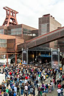 Bei dem Jungendsportfestival Ruhr Games vom 03.-06.06.2015 war das Welterbe-Areal Zollverein Hauptveranstaltungsort. Das Industriedenkmal war sowohl Standort für zwei große Bühnen als auch Austragungsort für Action-Sportarten wie Motocross und BMX sowie für Workshops und Performances.

o heute auf dem Gleisboulevard viele Veranstaltungen stattfinden, reihten sich zu Betriebszeiten der Zeche Zollverein die Kohlewaggons aneinander.

Areal A [Schacht XII]

Bis in die 1960er Jahre sortierten Bergleute in der Lesebandhalle [A12] die großen Gesteinsstücke von Hand aus der Rohkohle heraus, heute ist die Halle 12 Eventlocation und Foyer für Messen, Kongresse und Konzerte.

Die Halle 12 kann für Veranstaltungen angemietet werden. Kontakt: Stiftung Zollverein, Fon +49 201 246 81-355, locations@zollverein.de.

Areal A [Schacht XII], Halle 12 [A12]

Das 55 Meter hohe Doppelbock-Fördergerüst [A1] ist das Wahrzeichen des UNESCO-Welterbe Zollverein, der Stadt Essen und des gesamten Ruhrgebiets.

Areal A [Schacht XII], Fördergerüst [A1]