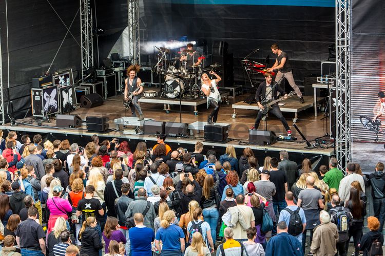 Bei dem Jungendsportfestival Ruhr Games vom 03.-06.06.2015 war das Welterbe-Areal Zollverein Hauptveranstaltungsort. Das Industriedenkmal war sowohl Standort für zwei große Bühnen als auch Austragungsort für Action-Sportarten wie Motocross und BMX sowie für Workshops und Performances.

 Wo heute auf dem Gleisboulevard viele Veranstaltungen stattfinden, reihten sich zu Betriebszeiten der Zeche Zollverein die Kohlewaggons aneinander.

Areal A [Schacht XII]
